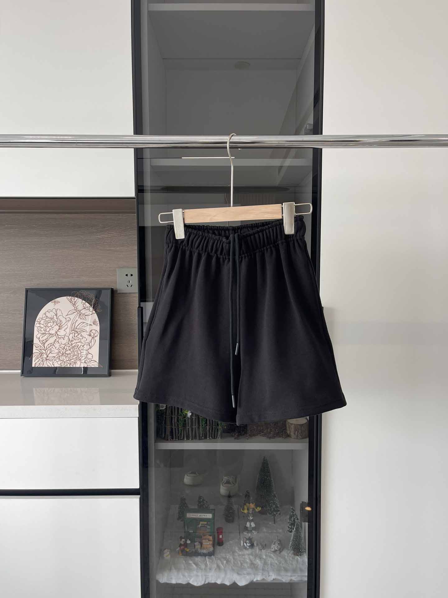 Women's New Casual Joker Elastic Waist Drawstring Design Straight Shorts.