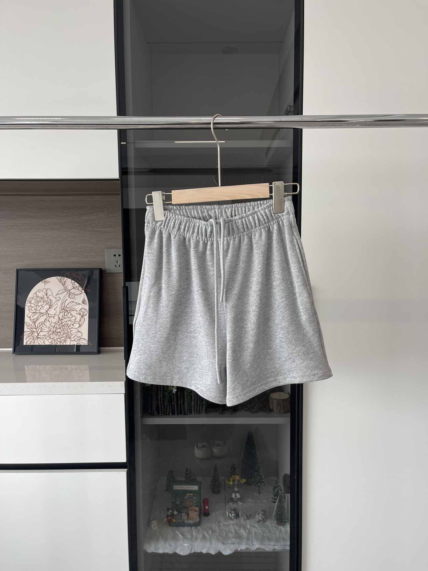 Women's New Casual Joker Elastic Waist Drawstring Design Straight Shorts.