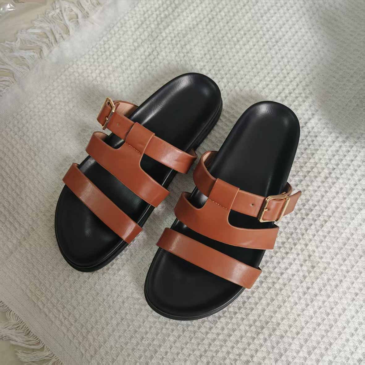 Women's New Fashion Casual Joker Flat Shoes with Leather Sandals and Metal Buckles Women's Flat Sandals and Slippers.