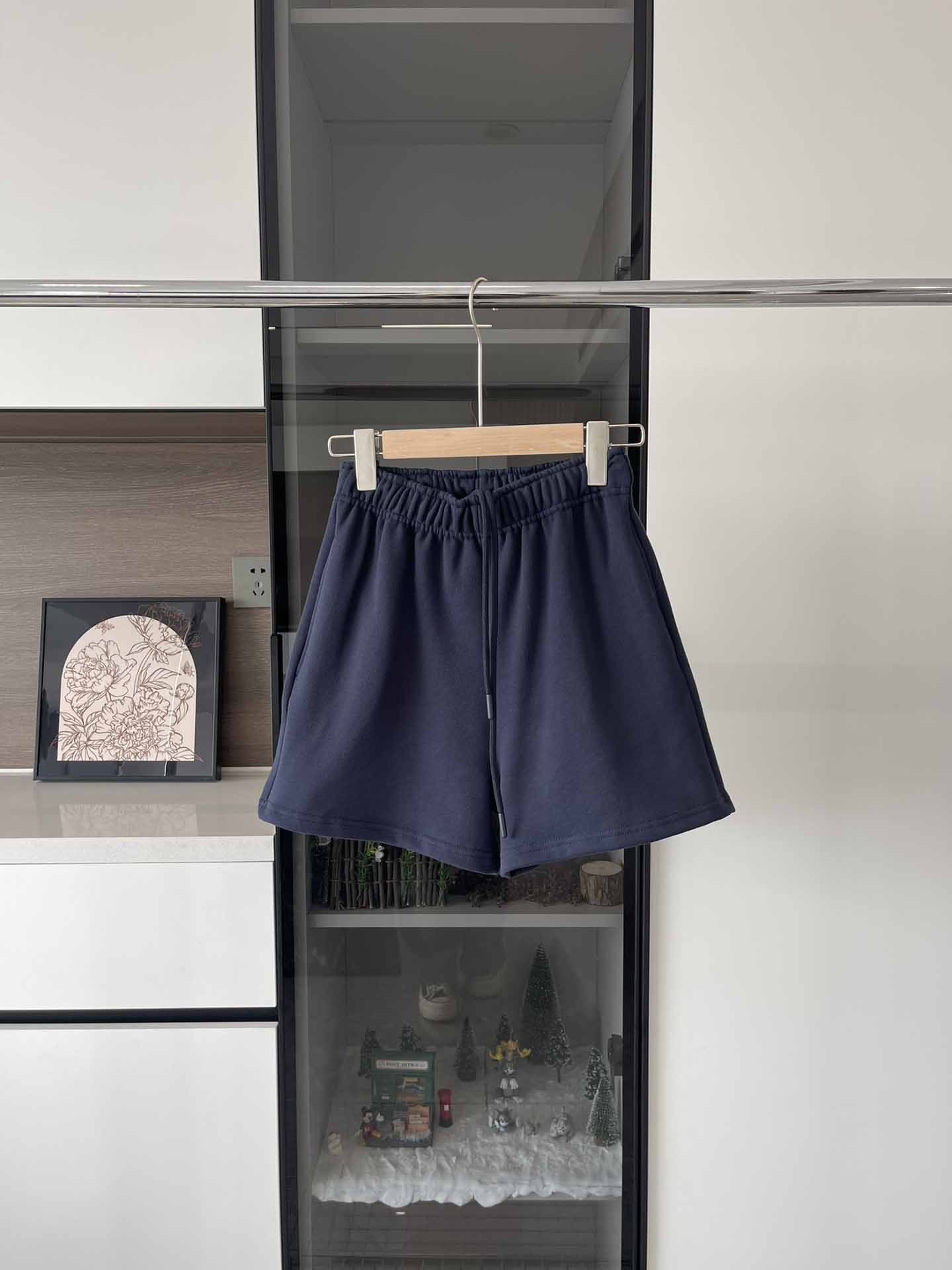 Women's New Casual Joker Elastic Waist Drawstring Design Straight Shorts.