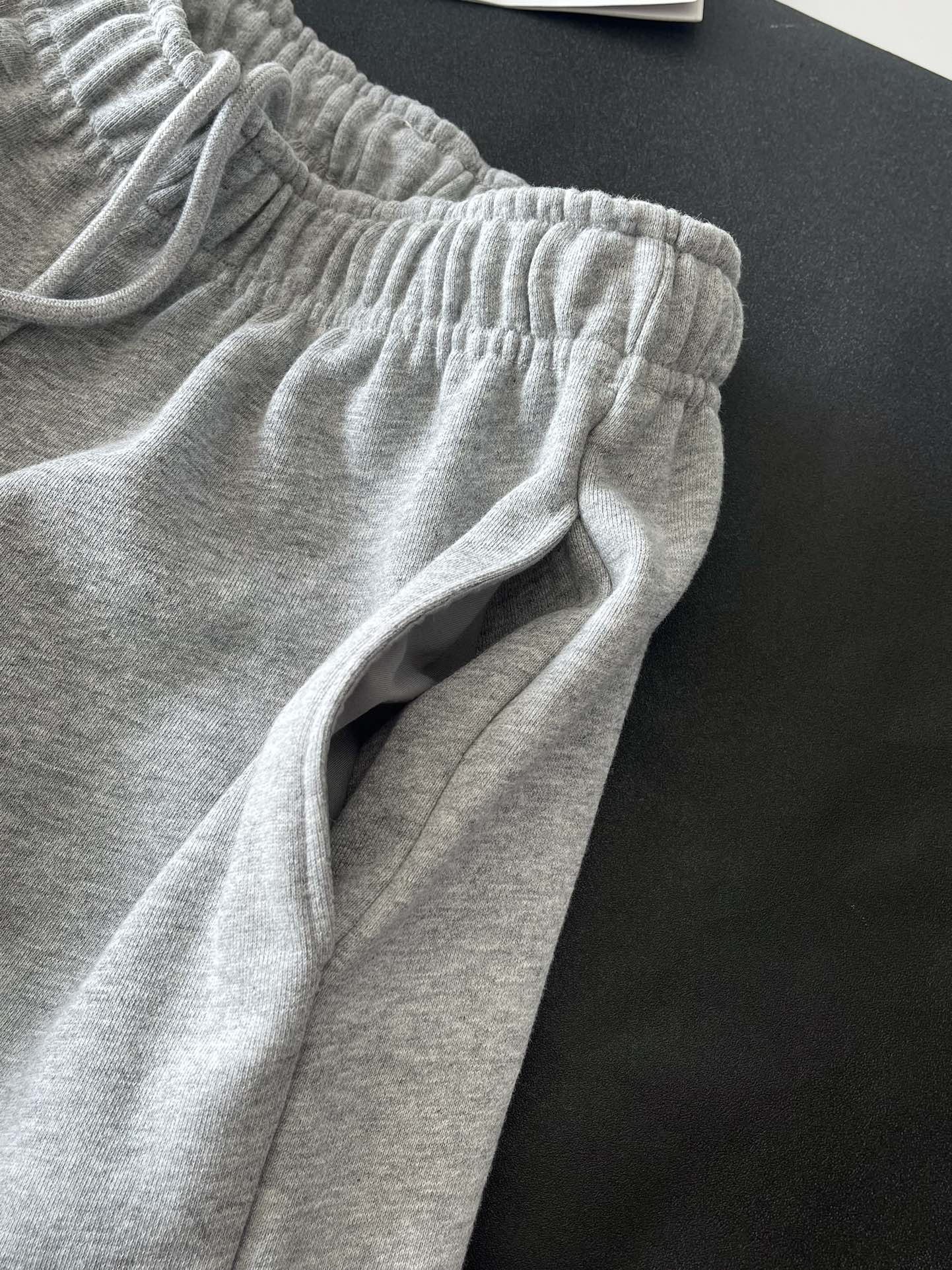 Women's New Casual Joker Elastic Waist Drawstring Design Straight Shorts.