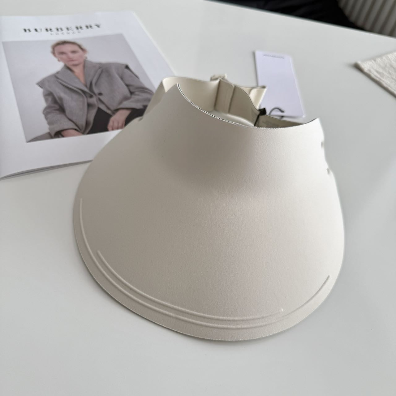 The design of the oversized brim provides sun protection and sun protection. Sun hat with a hollow top