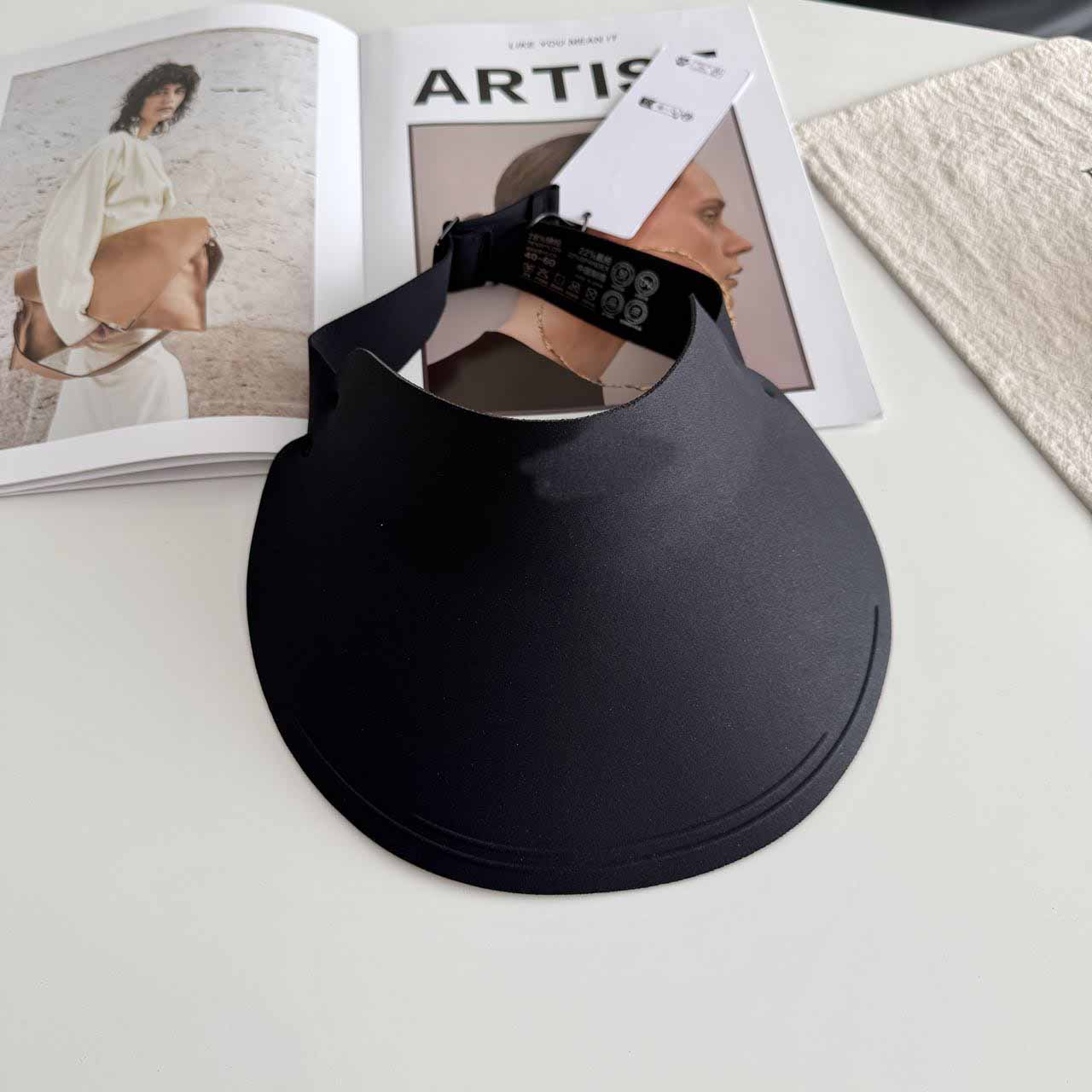 The design of the oversized brim provides sun protection and sun protection. Sun hat with a hollow top