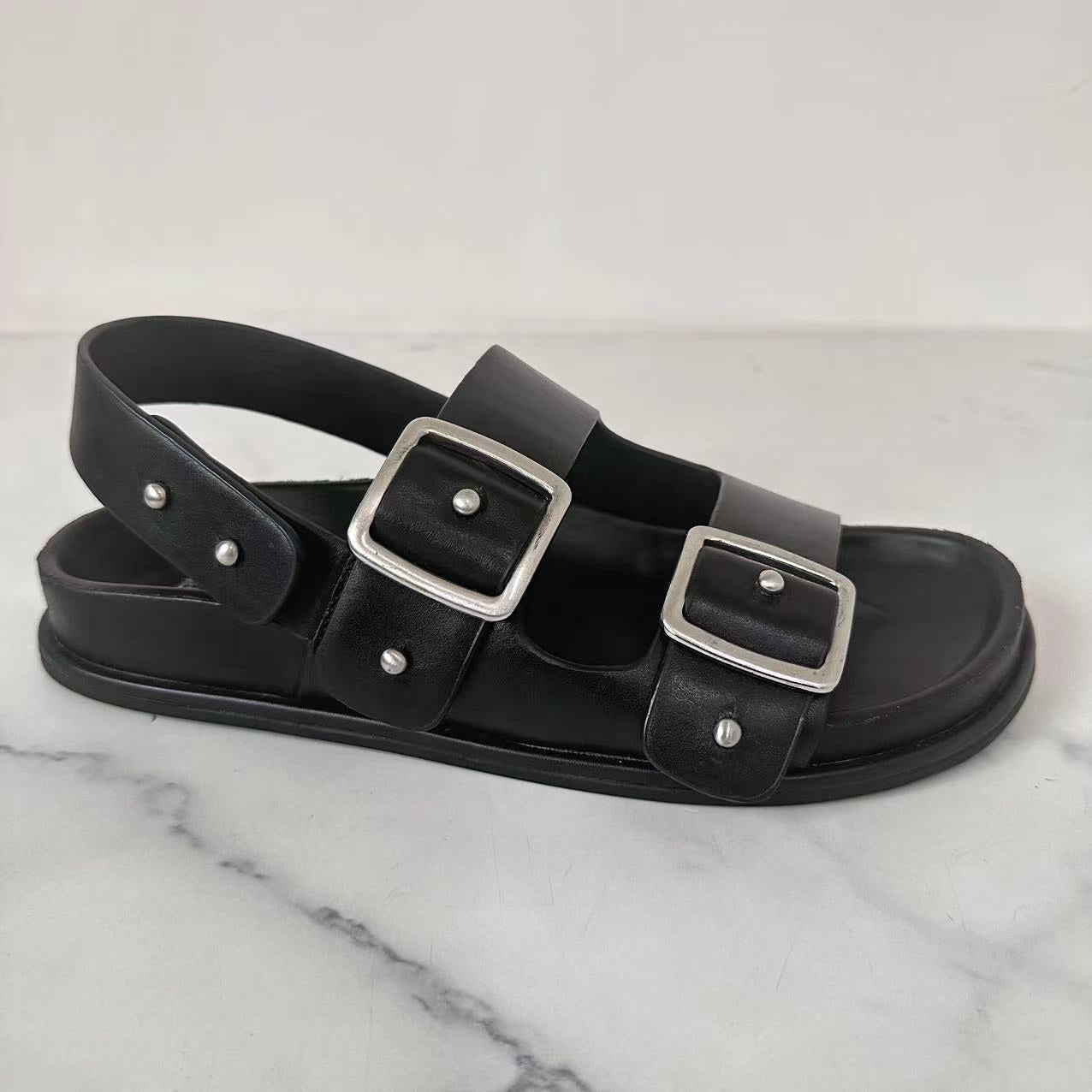 Women's New Casual Joker Rivet Decorative Flat-bottomed Beach Slippers Sandals.