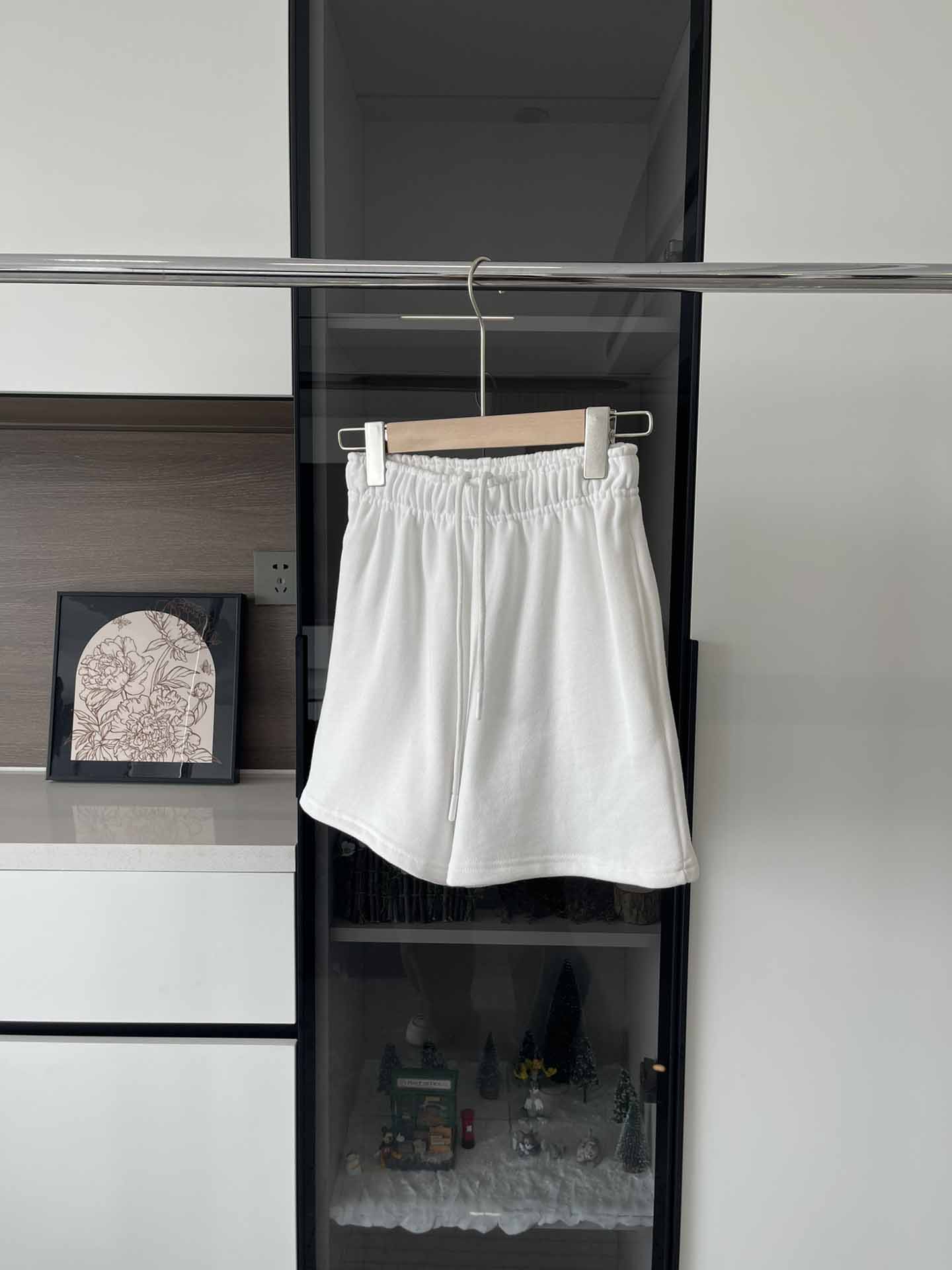 Women's New Casual Joker Elastic Waist Drawstring Design Straight Shorts.