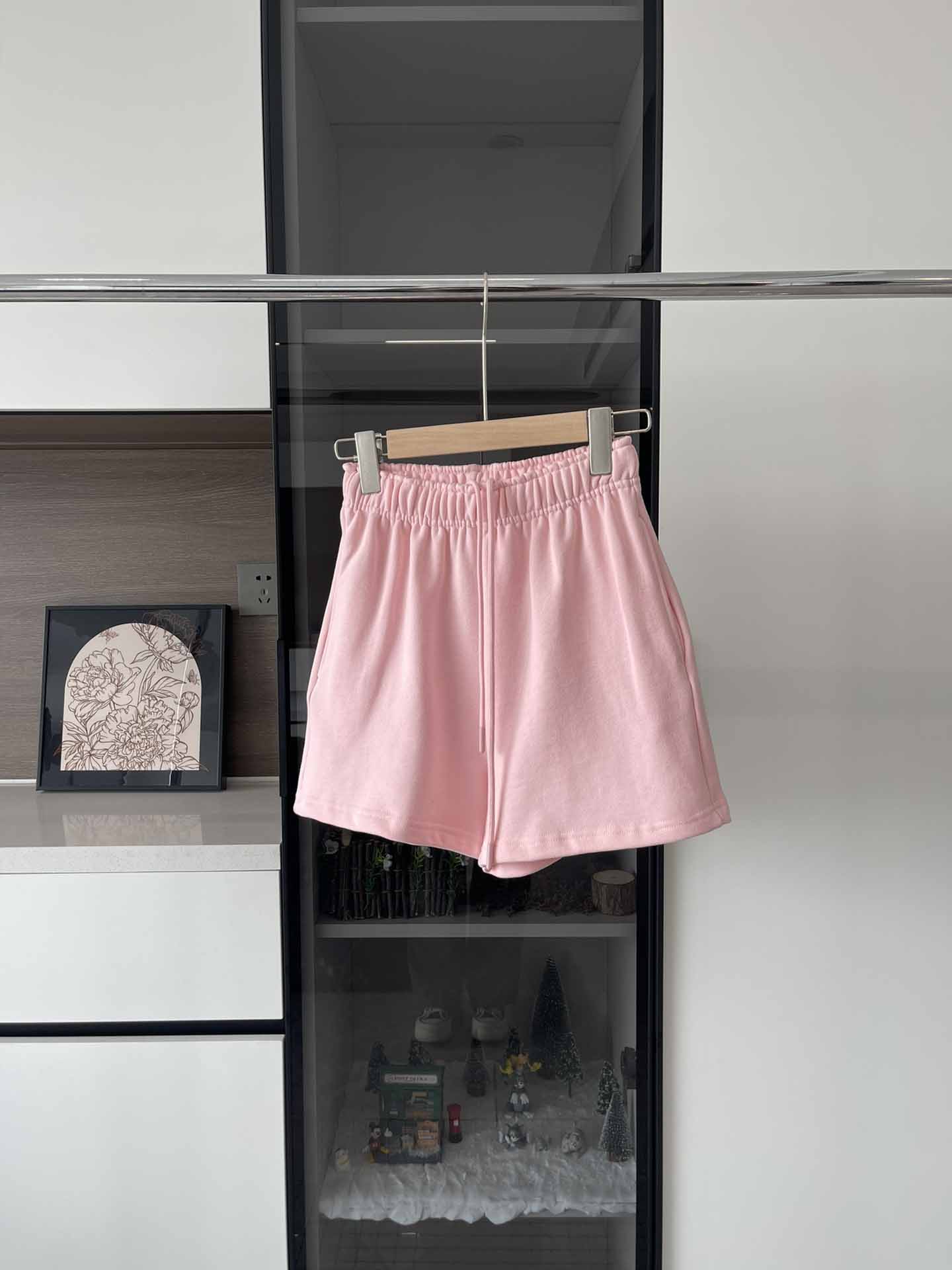 Women's New Casual Joker Elastic Waist Drawstring Design Straight Shorts.
