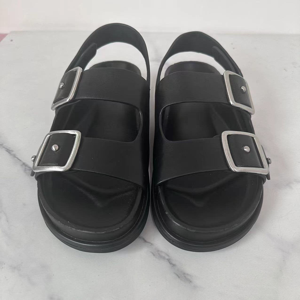 Women's New Casual Joker Rivet Decorative Flat-bottomed Beach Slippers Sandals.