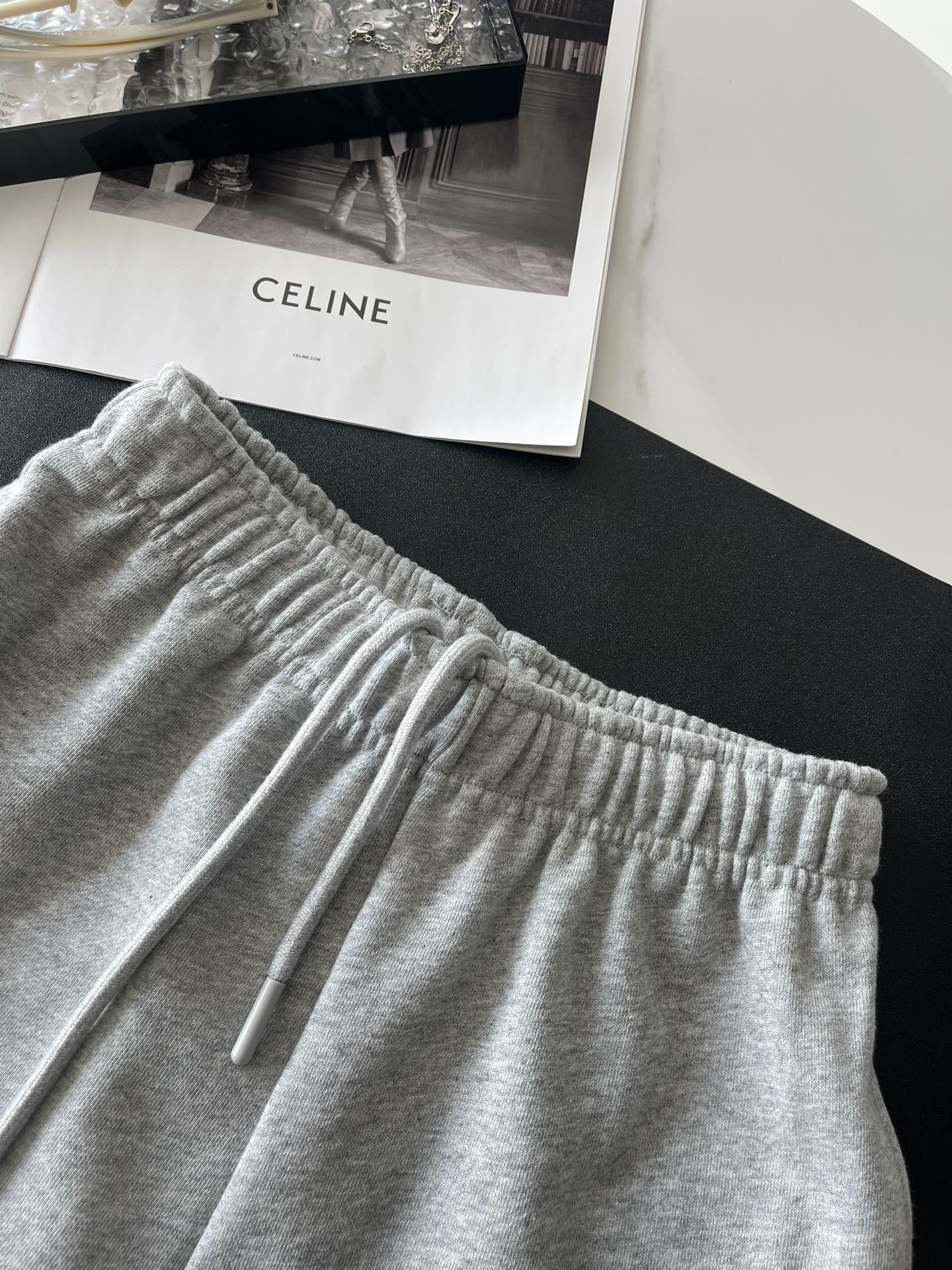 Women's New Casual Joker Elastic Waist Drawstring Design Straight Shorts.
