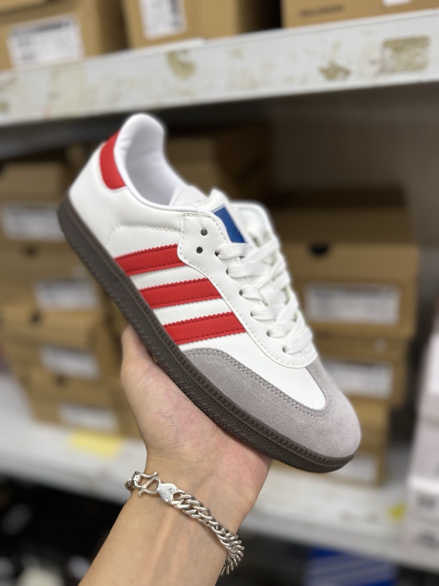 Men and women with the same new football style Joker low-top leisure sports shoes have a shoe box