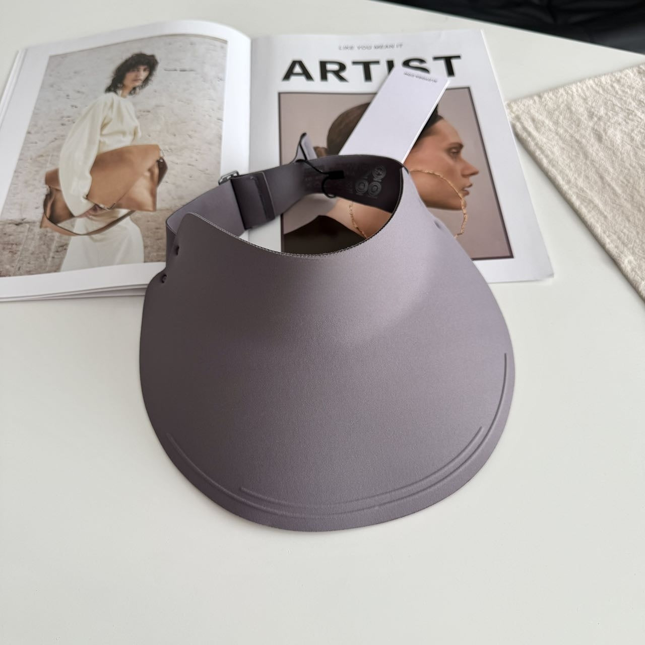 The design of the oversized brim provides sun protection and sun protection. Sun hat with a hollow top