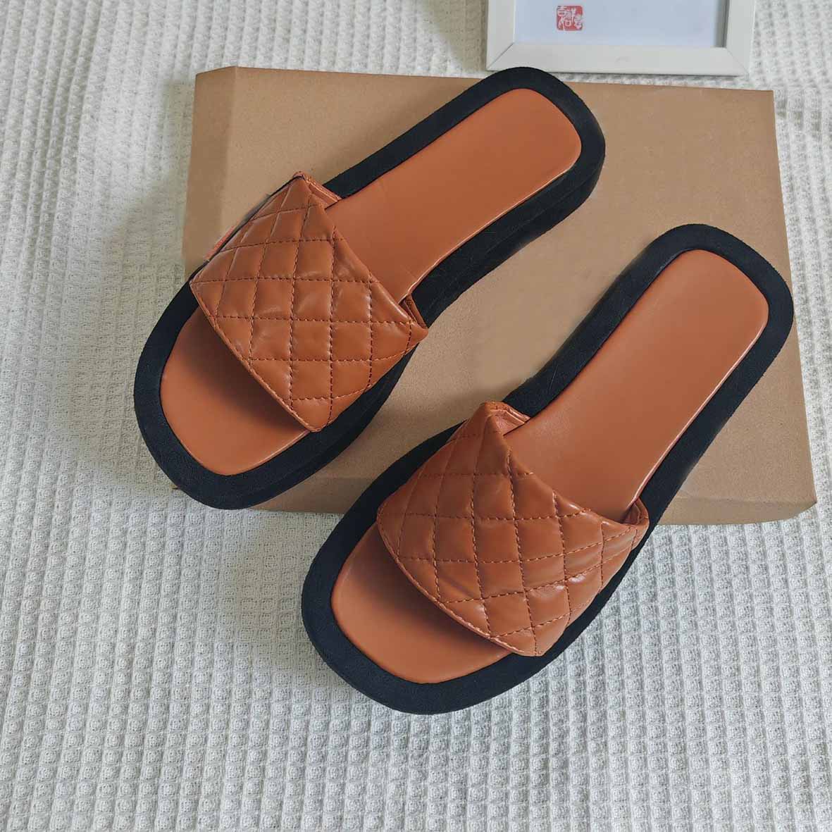 Women's New Fashion Casual Joker Flat Shoes Comfortable Joker Ladies Platform Slippers.