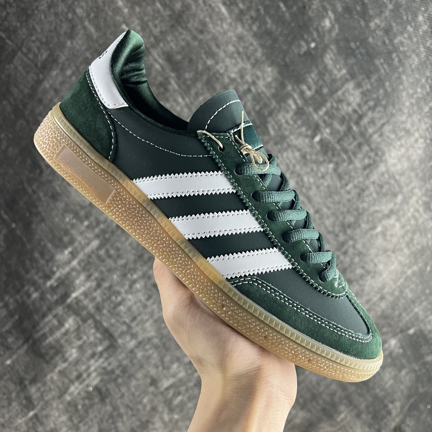 New classic retro casual sneakers have a shoe box