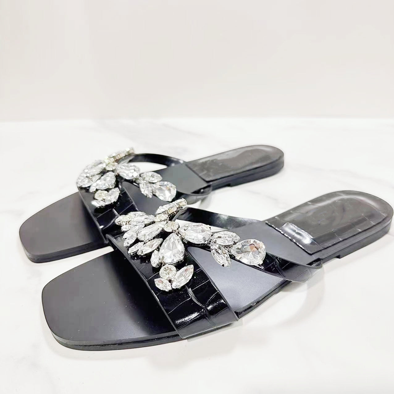 Women's New Fashion Joker Flat Sandals Water Diamond Ornaments Square Toe Wear Flat Sandals.