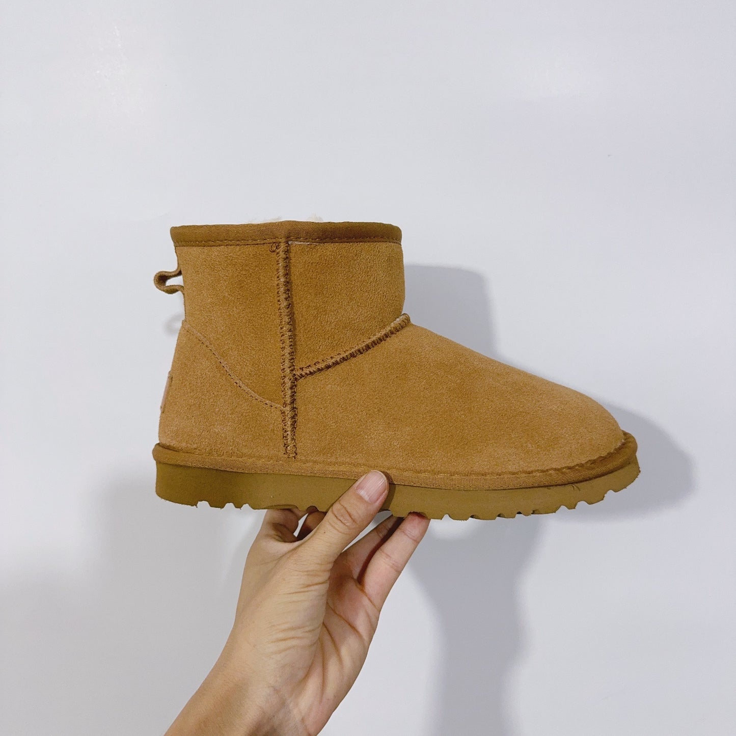 New short tube thickened winter snow boots have a shoe box