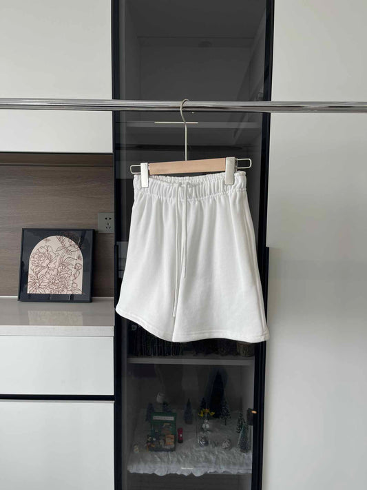 Women's New Casual Joker Elastic Waist Drawstring Design Straight Shorts.