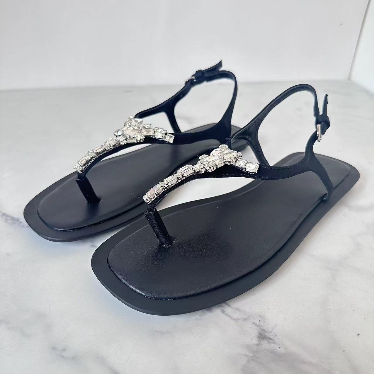 Women's New Fashion Joker Black Jewelry Decorative Pinch Casual Beach Flat Sandals.