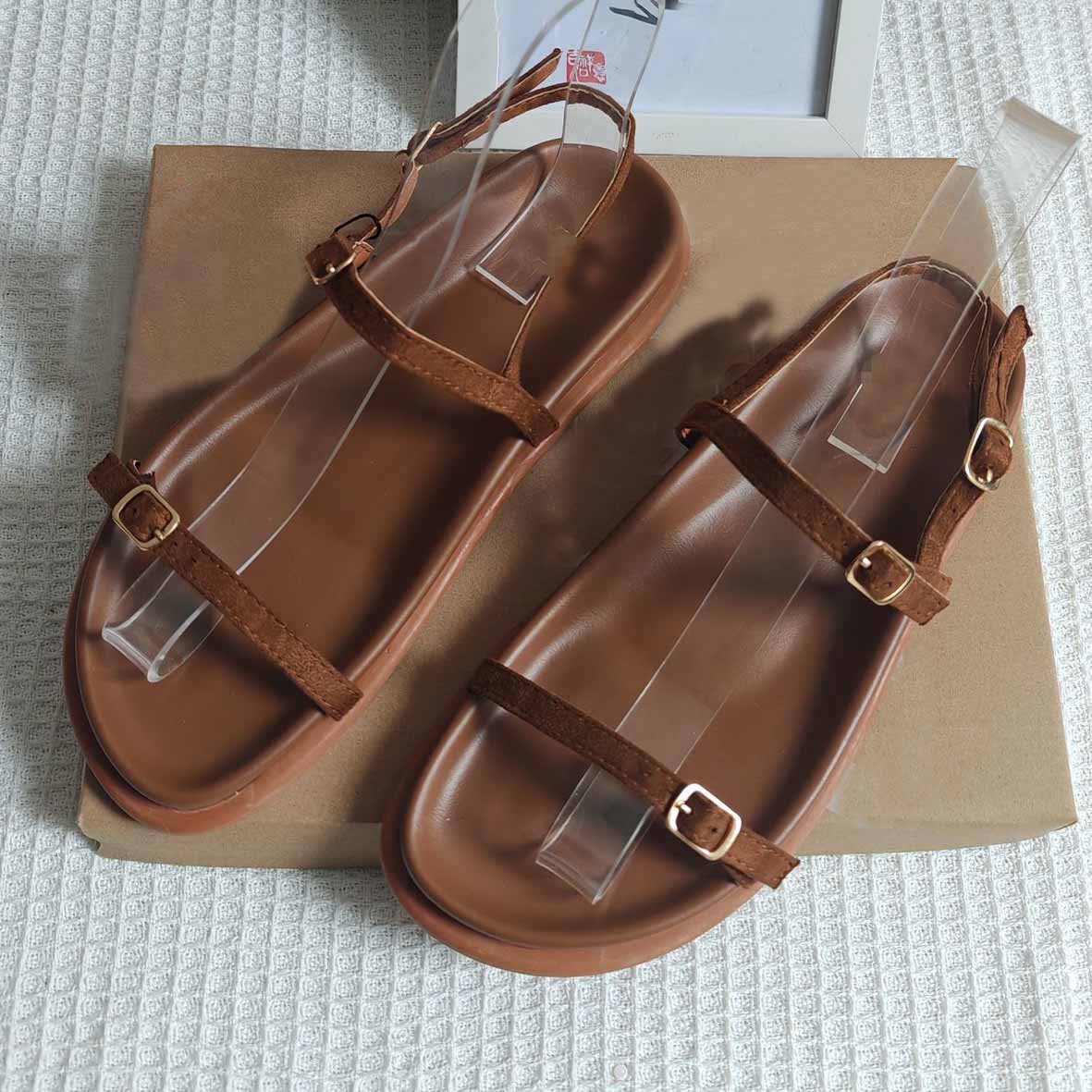 Women's New Fashion Casual Joker Flat Sandals with Round Head Flat Casual Buckle Roman Sandals.