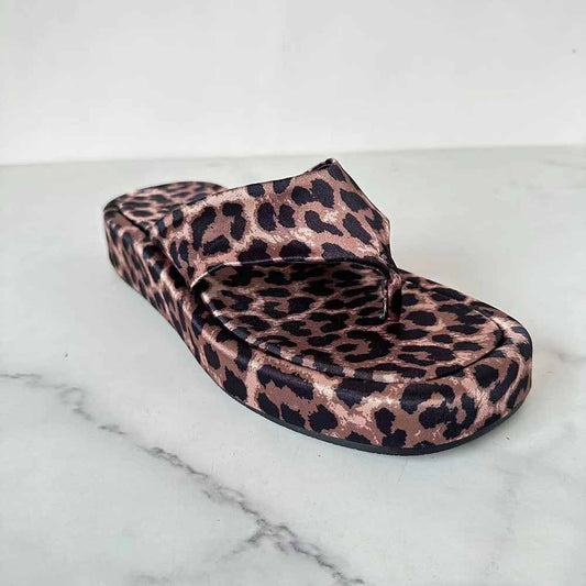 Ladies Summer New Leopard Print Clip Toe Flat Bottom Casual Slippers Platform Sandals Chic Women's Sandals.