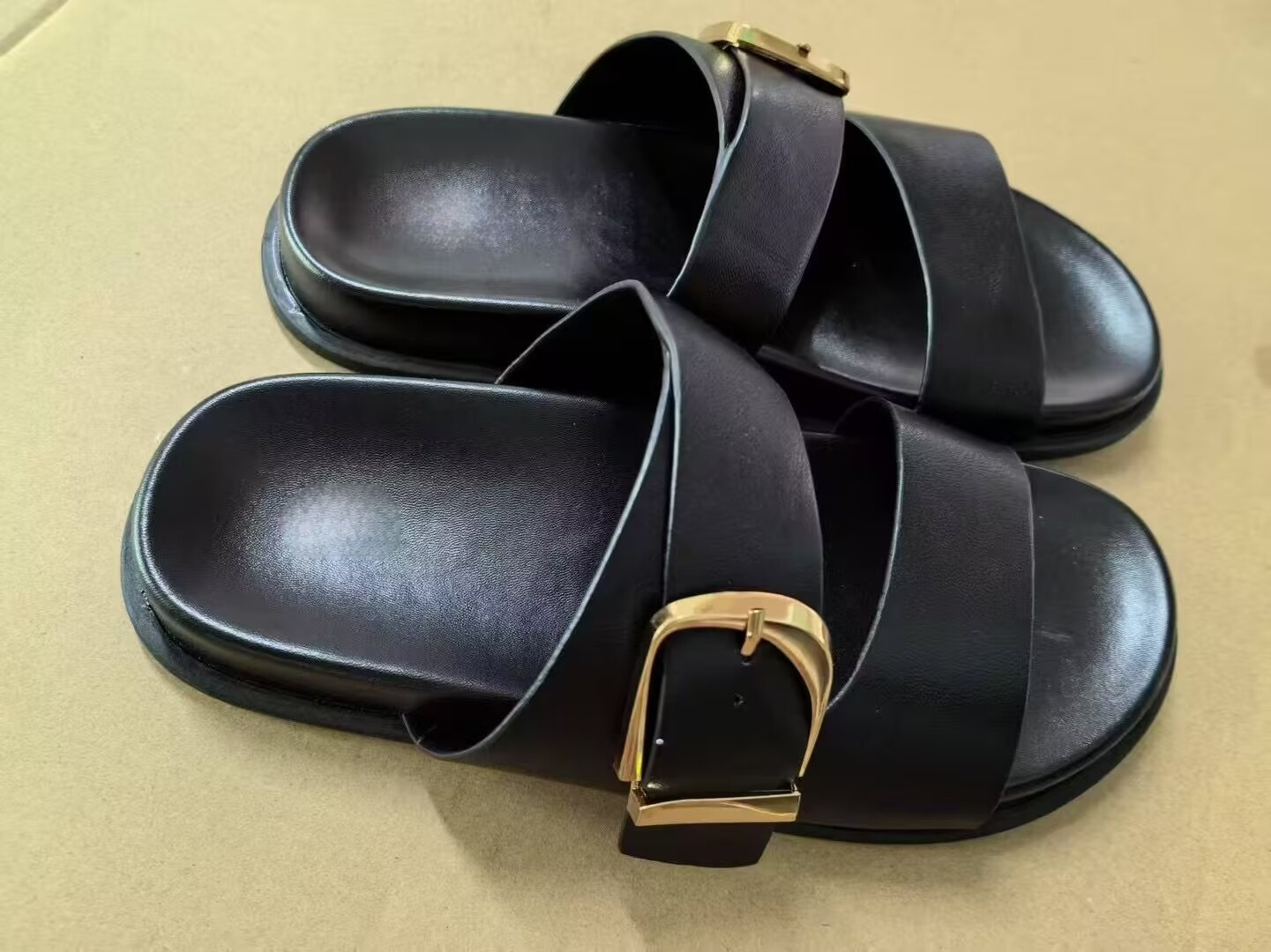 Women's New Temperament Fashion Joker Buckle Double Strap Design Flat-bottomed Platform Slippers.