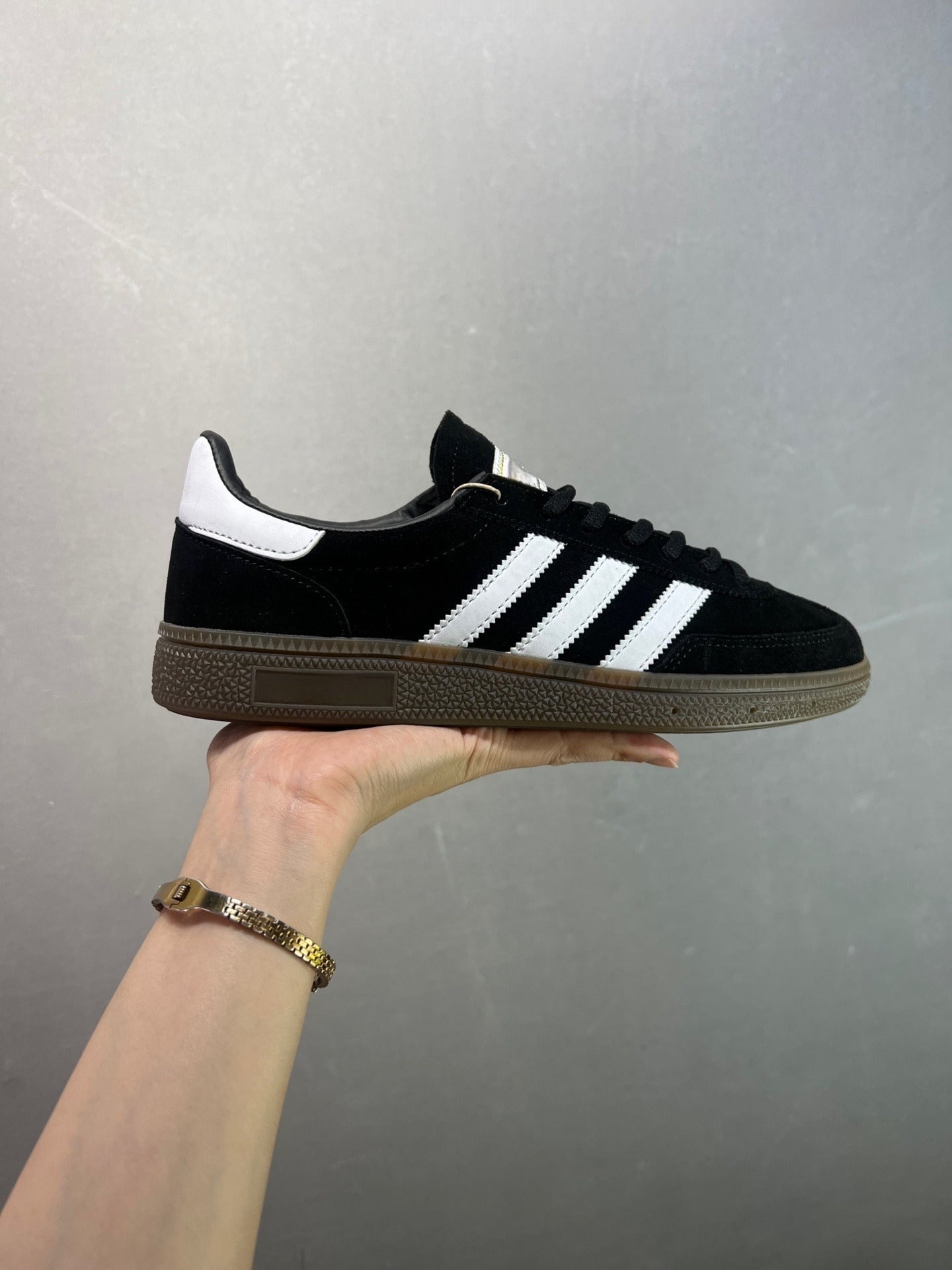 Men and women with the same new comfortable breathable sports casual shoes have a shoe box.