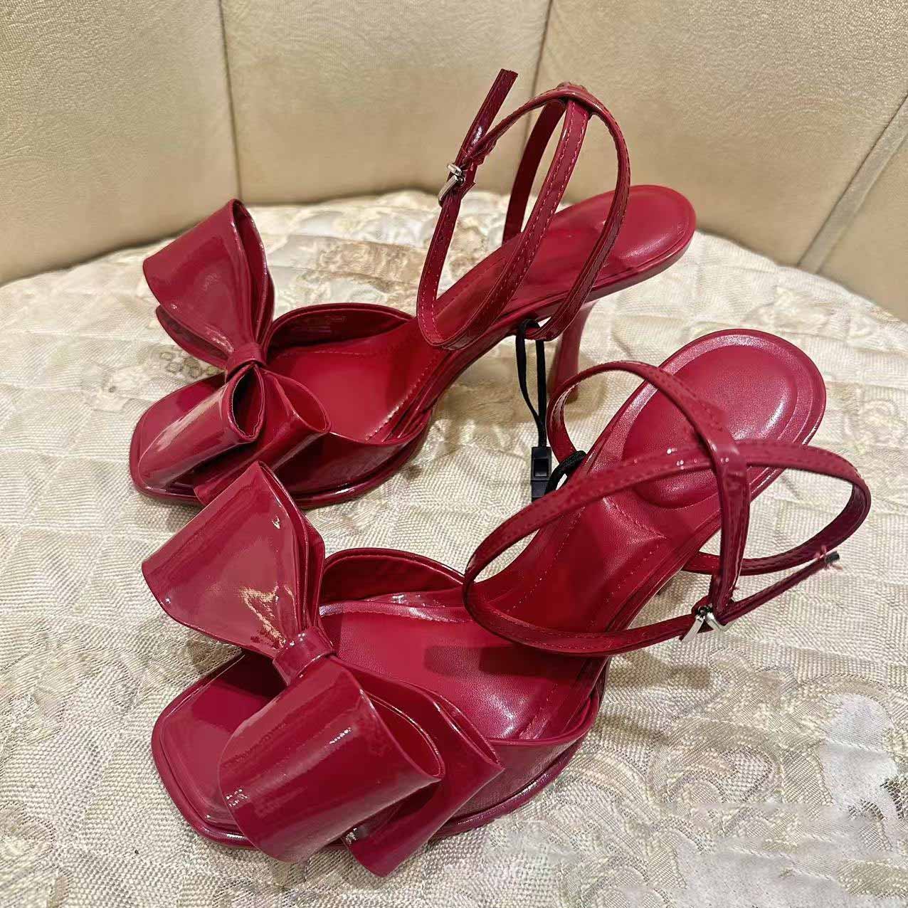 Women's New Fashion Joker Patent Leather Bow Decorated with Open Toe Square Toe High Heel Square Toe Sandals.