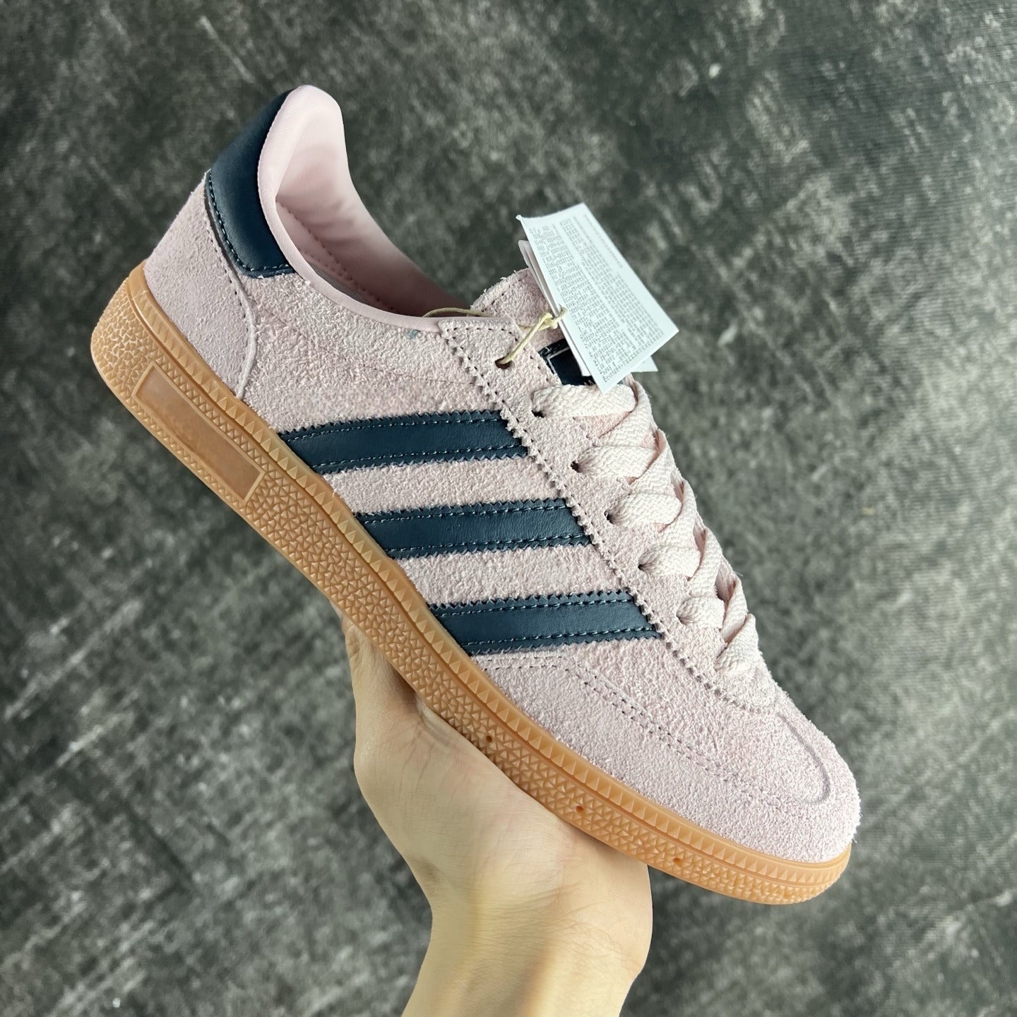 New classic retro casual sneakers have a shoe box