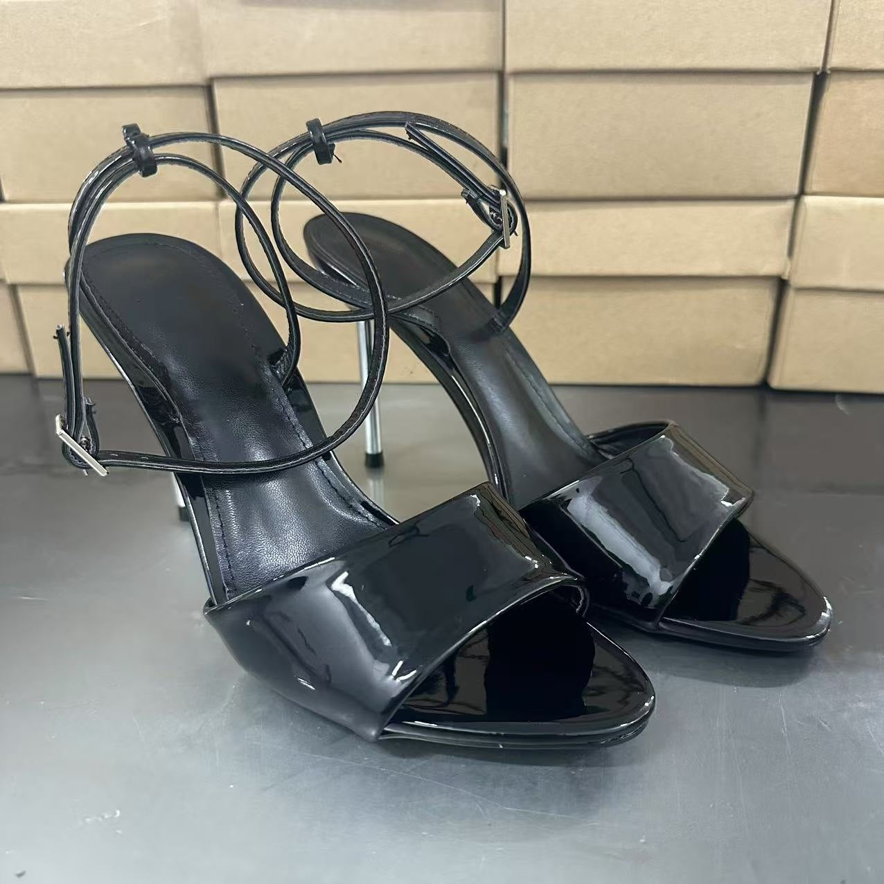 Women's New Fashion Fishmouth Patent Leather Metallic Silver High-heeled Sandals with Fashionable Ladies.