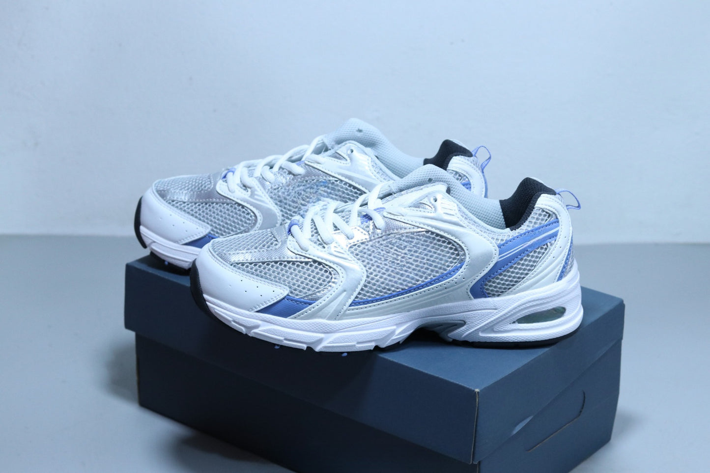 New comfortable low-top casual running shoes have a shoe box