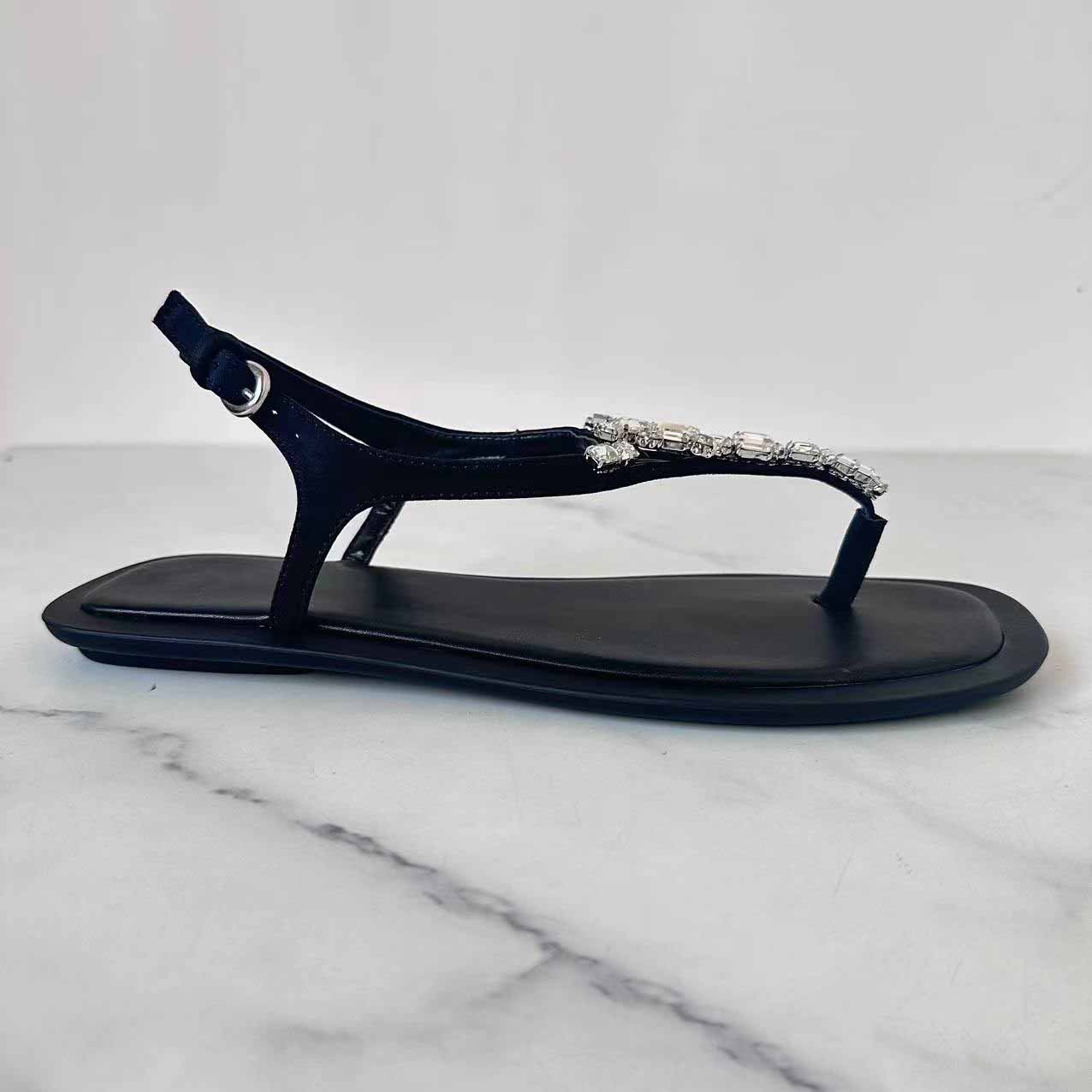 Women's New Fashion Joker Black Jewelry Decorative Pinch Casual Beach Flat Sandals.