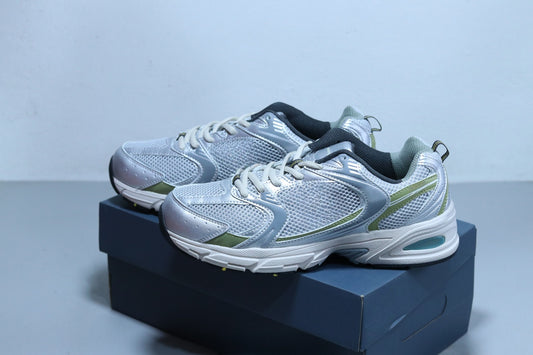 New comfortable low-top casual running shoes have a shoe box