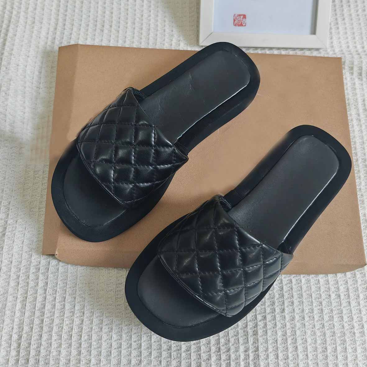 Women's New Fashion Casual Joker Flat Shoes Comfortable Joker Ladies Platform Slippers.
