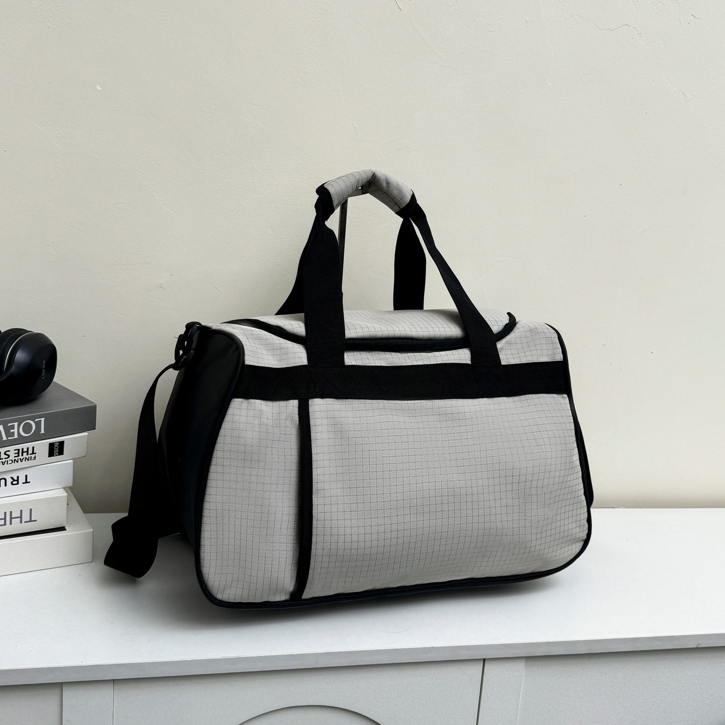 Men and Women with The New Fashion and Leisure Joker Large-capacity Travel Portable Fitness Bag Sports Backpack.