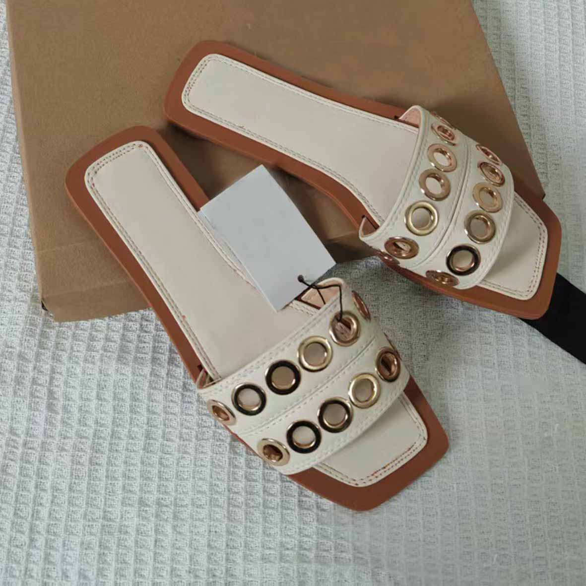 Women's New Fashion Casual Joker Flat Sandals Flat Sandals Hardware Buckle Fashion Joker Ladies Slippers.