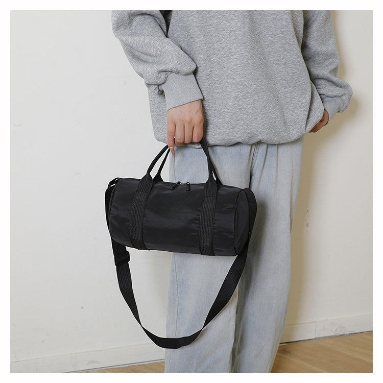 Men and Women with The Same New Fashion Joker Fitness Travel Large Capacity Wide Shoulder Strap Messenger Bag.