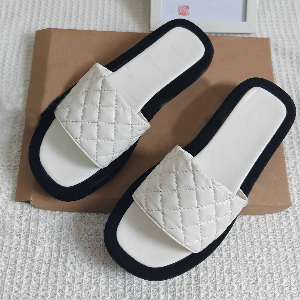 Women's New Fashion Casual Joker Flat Shoes Comfortable Joker Ladies Platform Slippers.