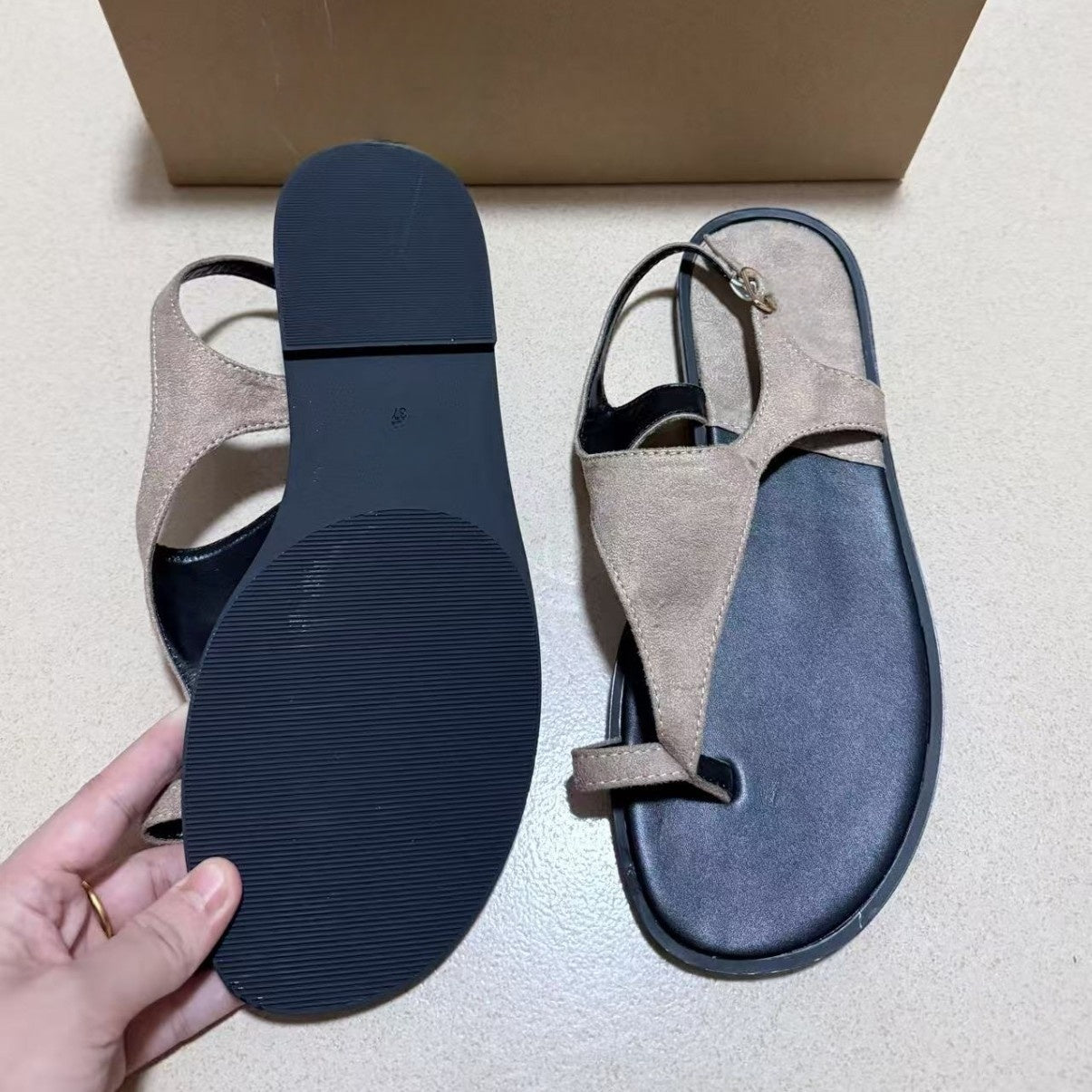 Women's New Fashion Joker Toe Wear Flat-bottomed Retro Holiday Beach Sandals and Slippers.