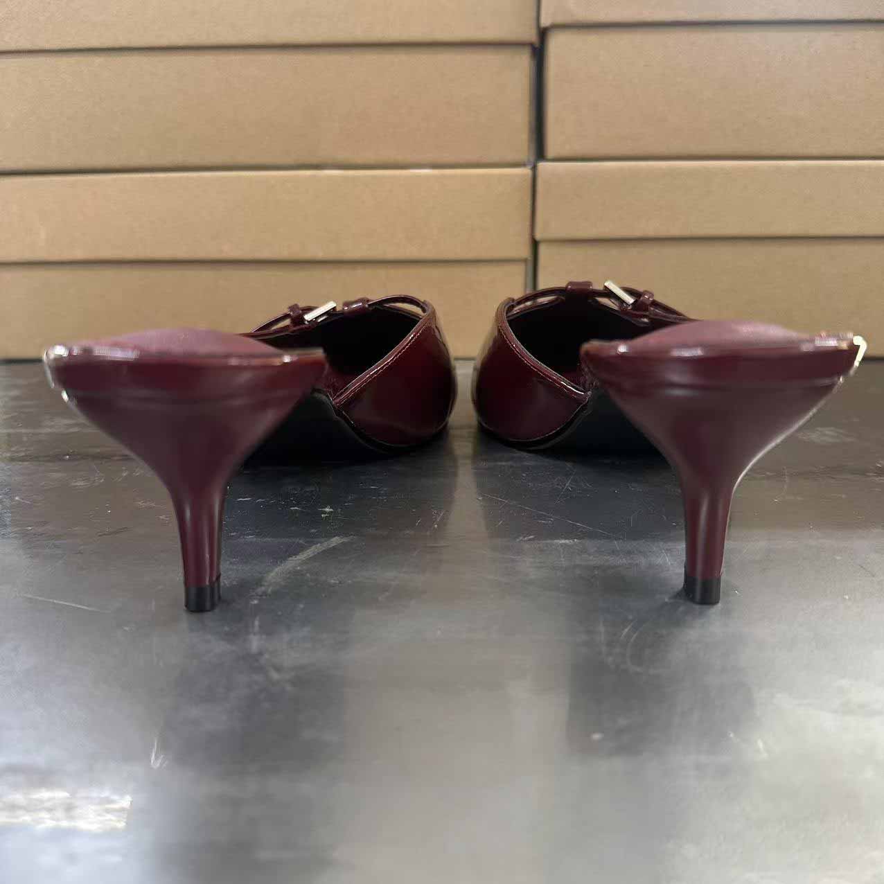 Women's New Fashion Pointed Shallow-mouthed Hollow Buckle Decorated with Patent Leather Stiletto Slippers in Baotou.