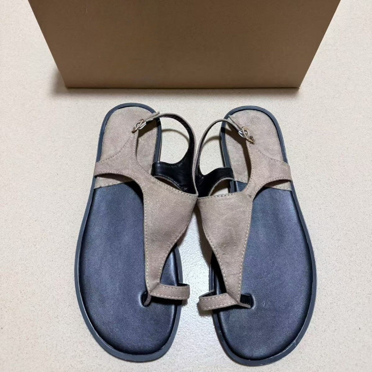 Women's New Fashion Joker Toe Wear Flat-bottomed Retro Holiday Beach Sandals and Slippers.