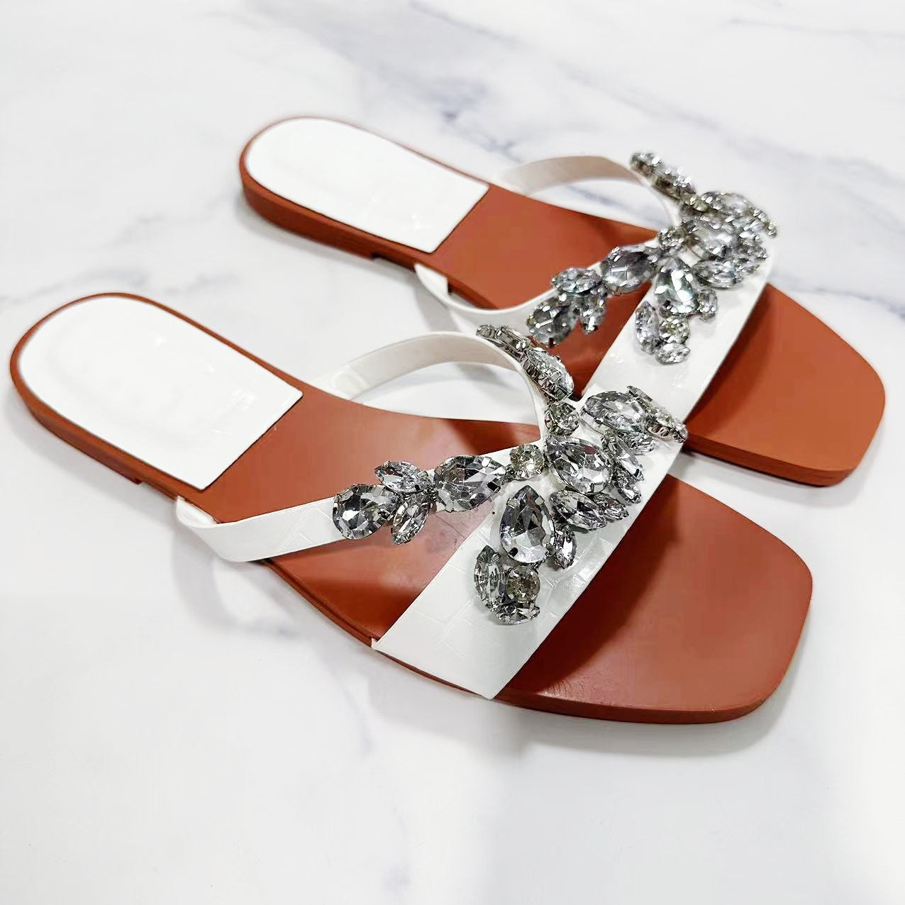 Women's New Fashion Joker Flat Sandals Water Diamond Ornaments Square Toe Wear Flat Sandals.