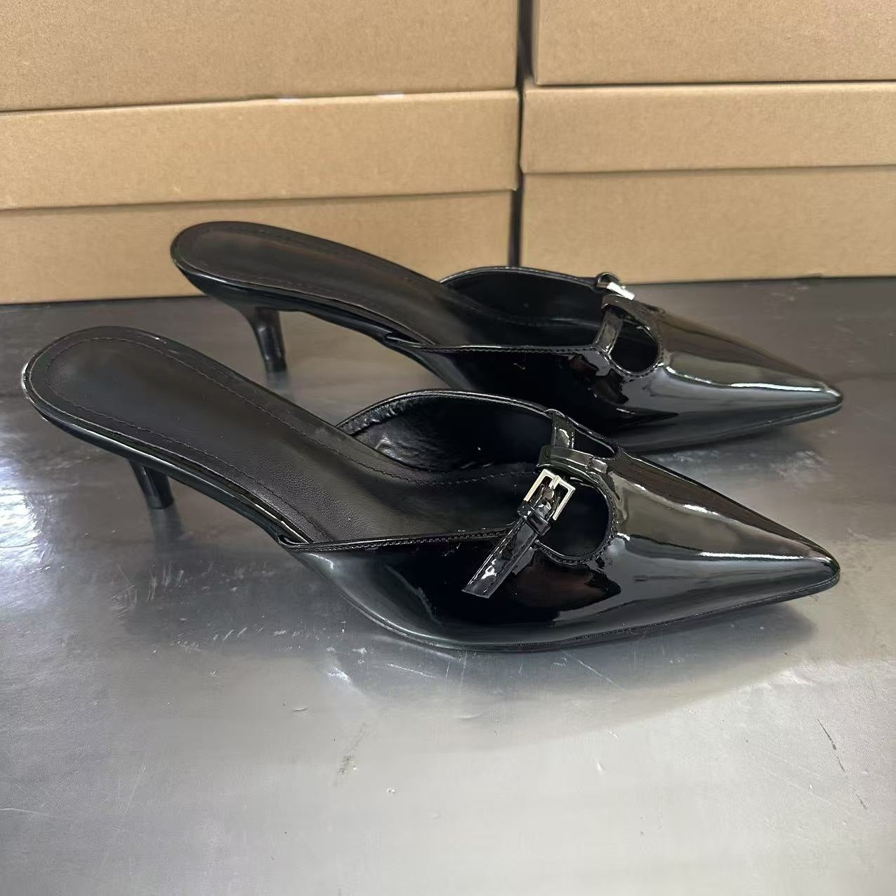 Women's New Fashion Pointed Shallow-mouthed Hollow Buckle Decorated with Patent Leather Stiletto Slippers in Baotou.