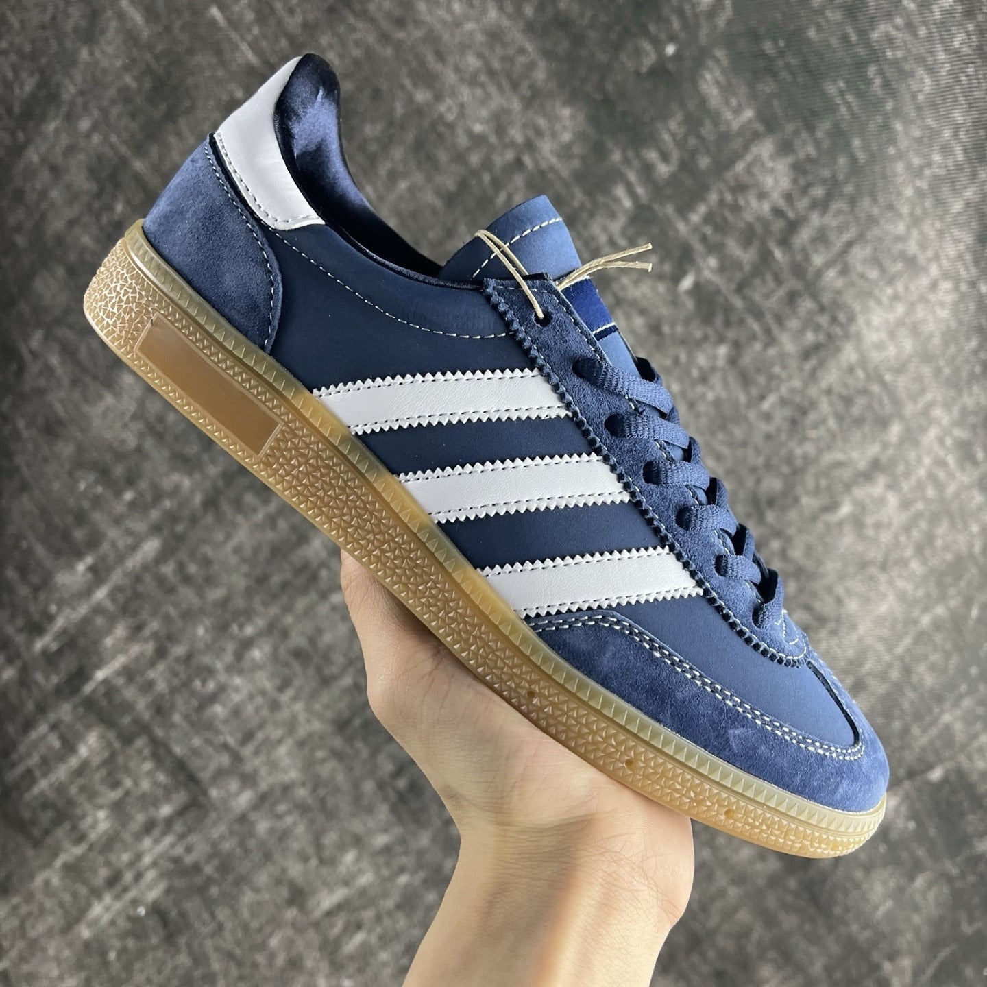 New classic retro casual sneakers have a shoe box