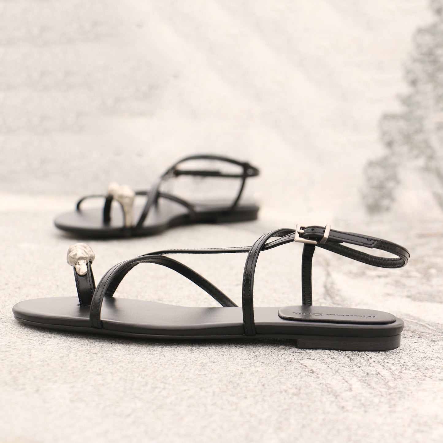 Women's 2025 Summer New Open-toed Flat-bottomed Flip-flops with Crossed Straps.